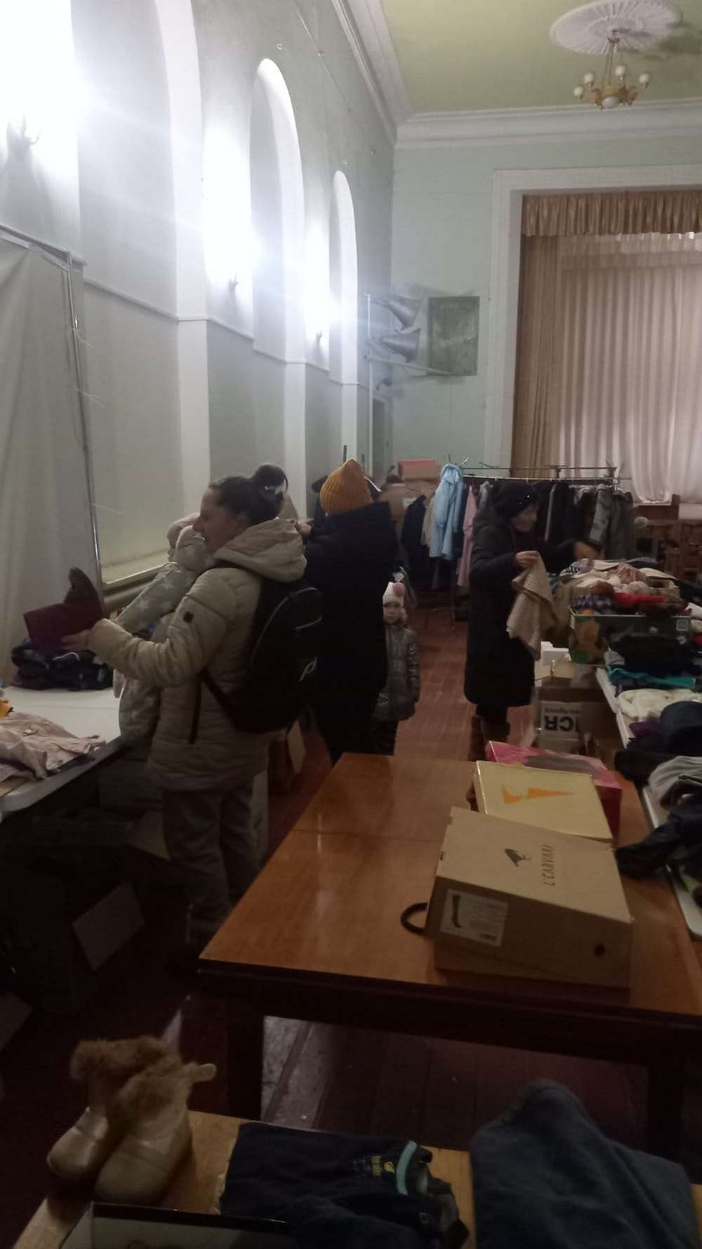 Мирівська громада отримала теплий одяг від благодійників: куртки, шапки, светри, шарфи (фото)