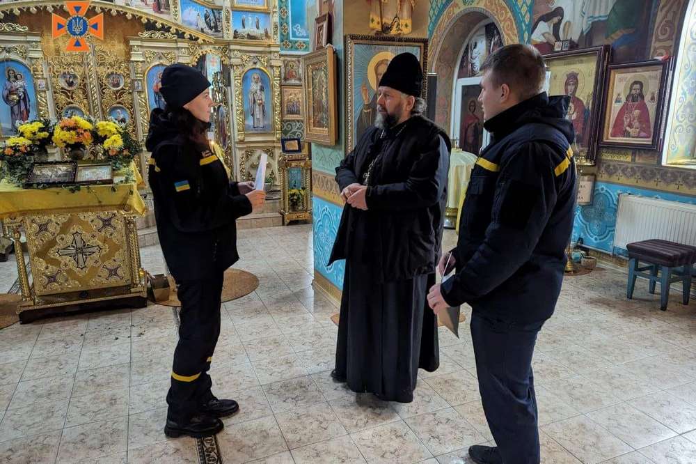 У храмах Покрова рятувальники провели бесіди зі священниками