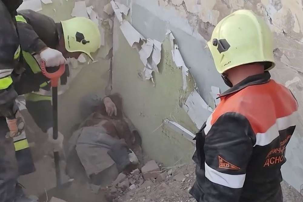 «Жінка кричить під завалами, а там плити» - рятувальники незламного Нікополя показали свою роботу