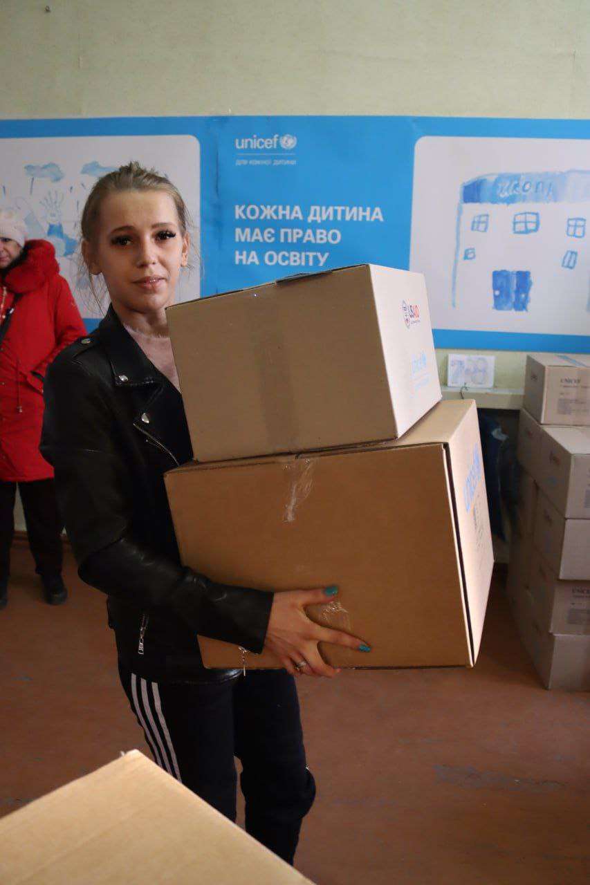 Мешканці Марганця отримали 3500 наборів для дітей від благодійників (фото)