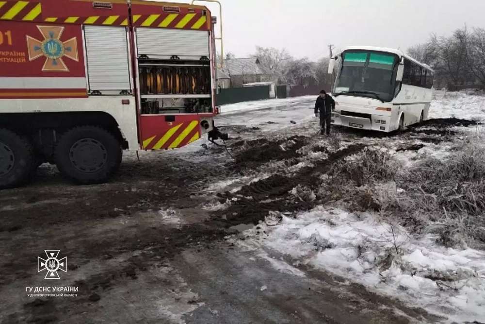 На Дніпропетровщині пасажирський автобус з’їхав у кювет і застряг