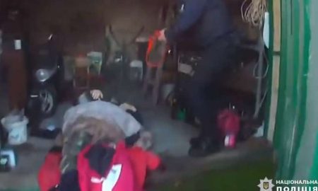 Як рятували пораненого у Нікополі: поліція показала відео і фото наслідків ворожих атак