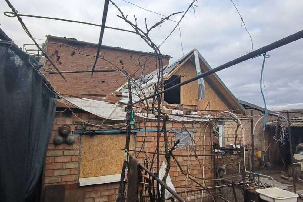 Поранені люди, понівечені підприємства і будинки: наслідки обстрілів Нікополя 4 січня (фото)
