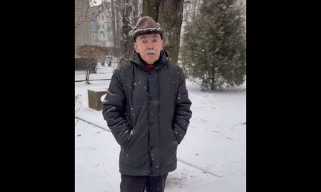 «Зірвав овації» у мережі: у Покрові пенсіонер співає на вулицях просто так (відео)