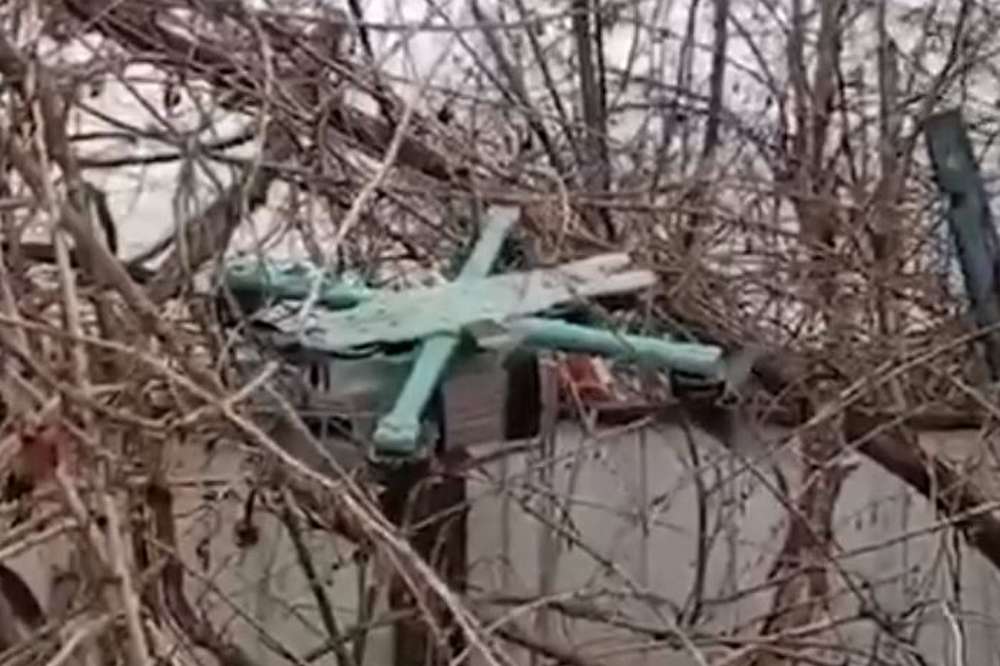 На Нікопольщині дрон переслідував поліцейських, але зачепився за дерево (відео)