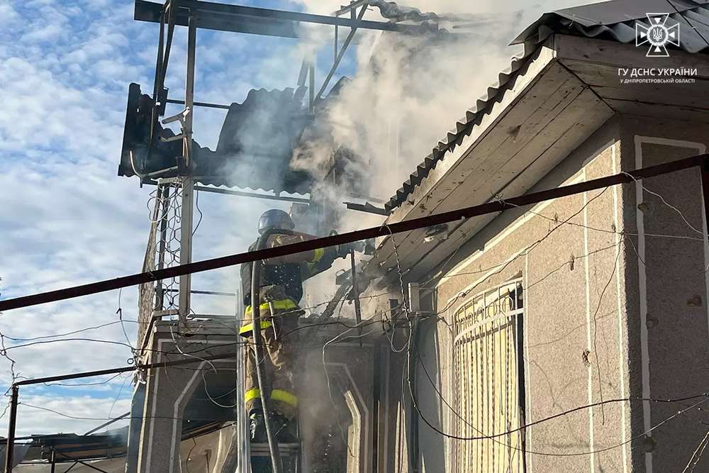У Нікополі внаслідок влучання БПЛА загорівся двоповерховий будинок