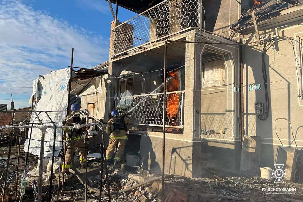 У Нікополі внаслідок влучання БПЛА загорівся двоповерховий будинок