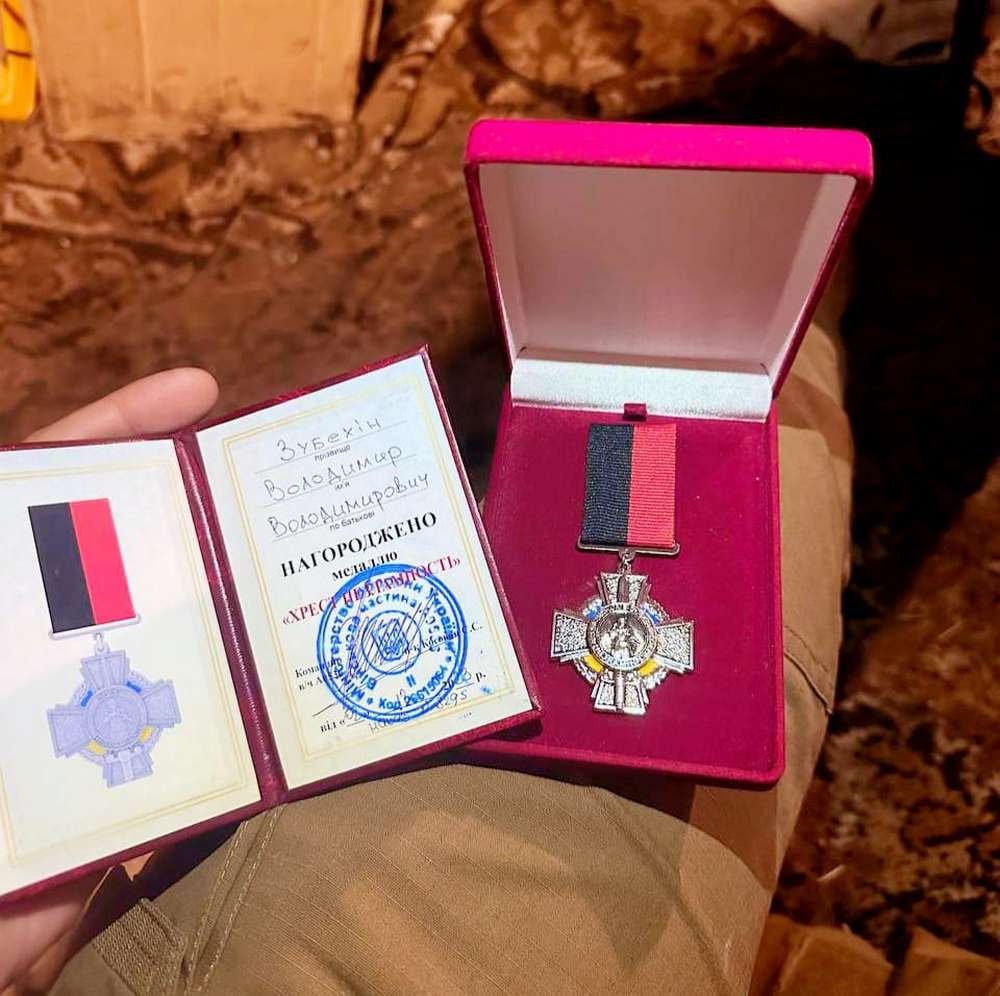 Президент нагородив Захисника з Нікополя медаллю «Хрест Незламності»