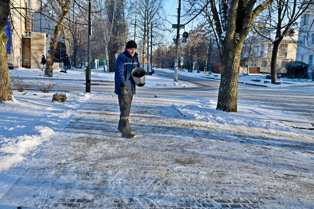 Прибирали на кладовищі, чистили сніг, зносили тополі: чим займалися комунальники Нікополя на цьому тижні