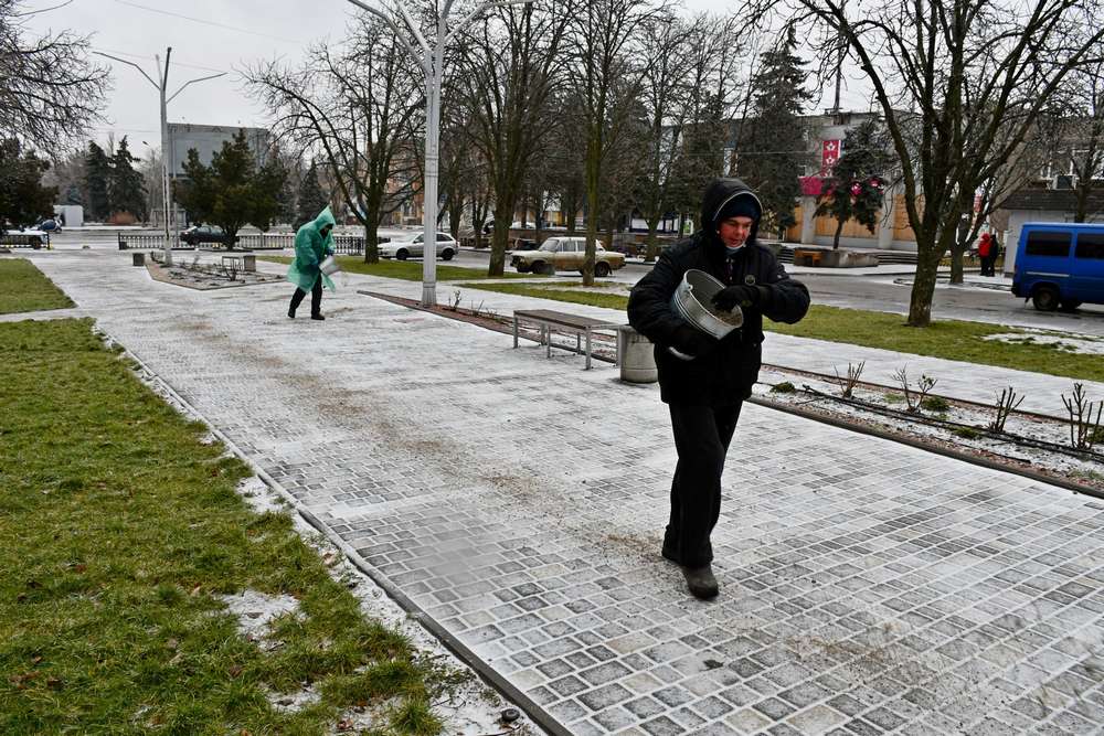 Прибирали на кладовищі, чистили сніг, зносили тополі: чим займалися комунальники Нікополя на цьому тижні
