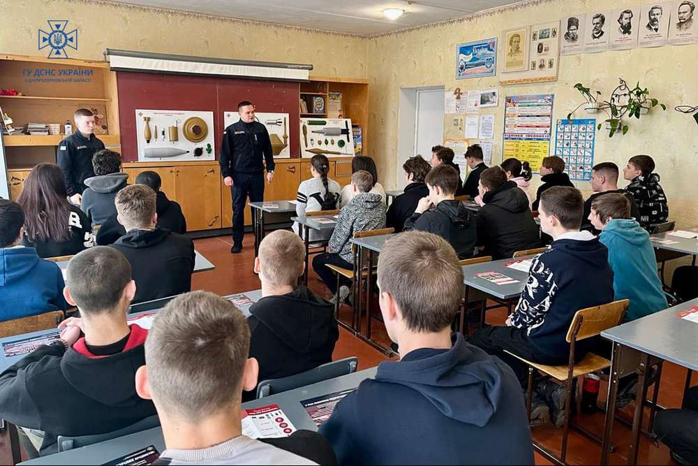 Під час уроку пролунала тривога: для учнів Томаківського ліцею провели заняття на тему безпеки (фото)