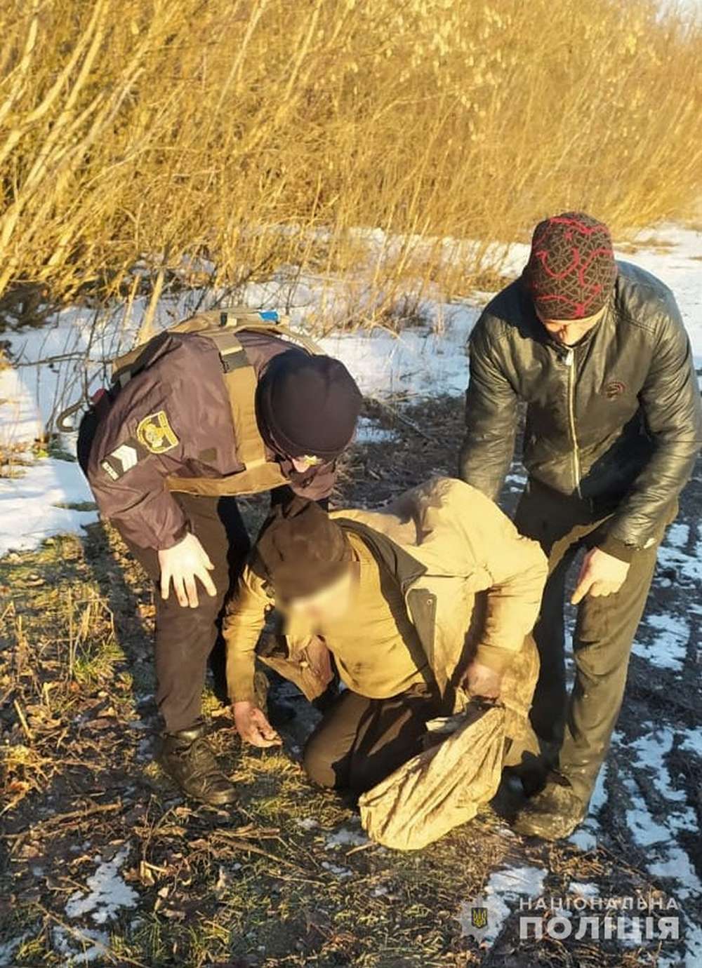 Пішов за хлібом і загубився на добу: на Дніпропетровщині знайшли у полі напівживого дідуся