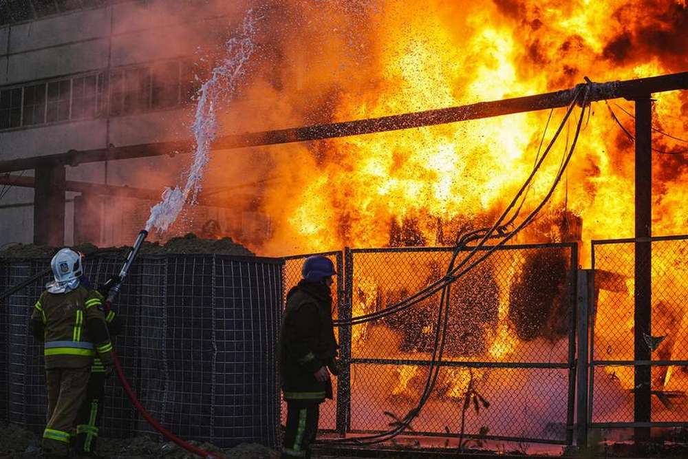 Ворог обстріляв підстанцію на Дніпропетровщині в ніч на 30 січня – сталася пожежа