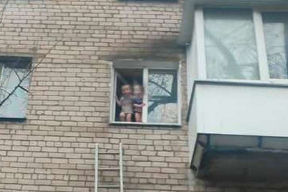 Були самі вдома: на Дніпропетровщині рятувальники зняли з підвіконня двох дітей