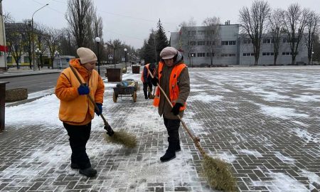 Як комунальники Покрова працюють взимку (фото)