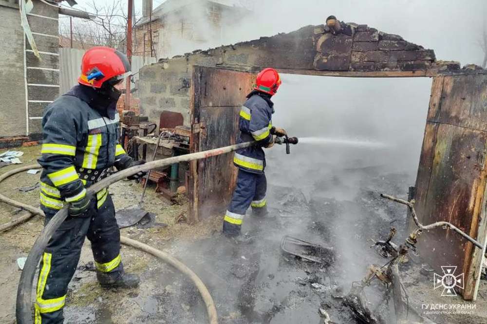У Марганці горів гараж – з вогнем боролися 8 рятувальників