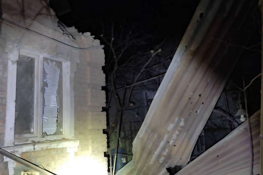 Ворог гатив по Нікополю в ніч на 1 січня: понівечено гімназію, 13 будинків, газогони
