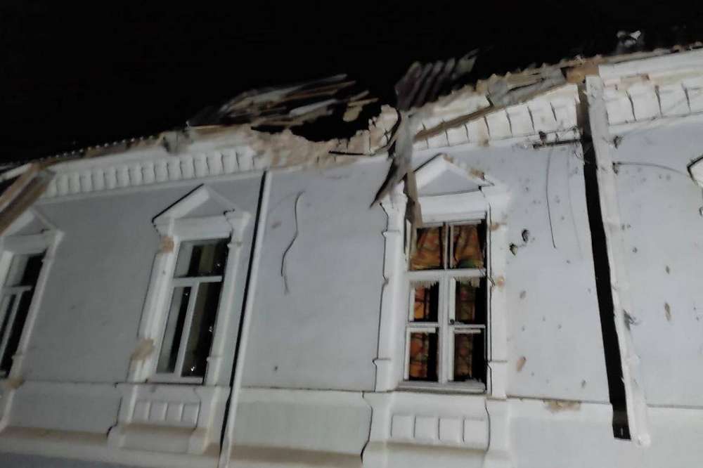Ворог гатив по Нікополю в ніч на 1 січня: понівечено гімназію, 13 будинків, газогони