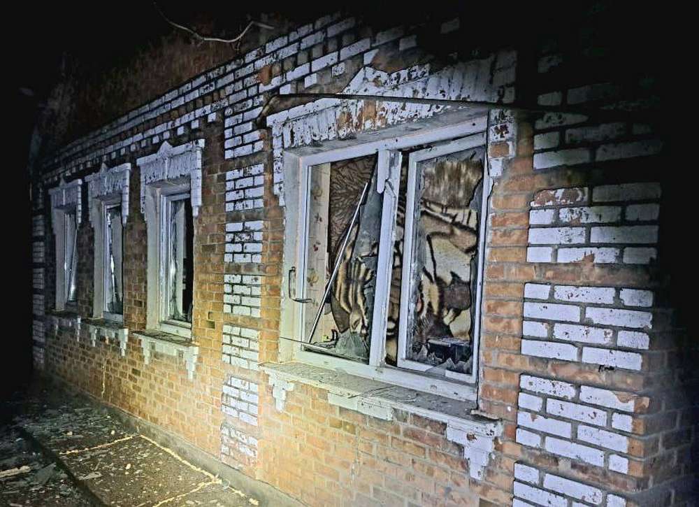 Ворог обстріляв Нікополь вночі 4 січня: сталася пожежа, є руйнування, без світла 1500 родин