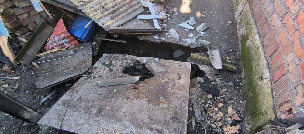 Поранені люди, понівечені підприємства і будинки: наслідки обстрілів Нікополя 4 січня (фото)
