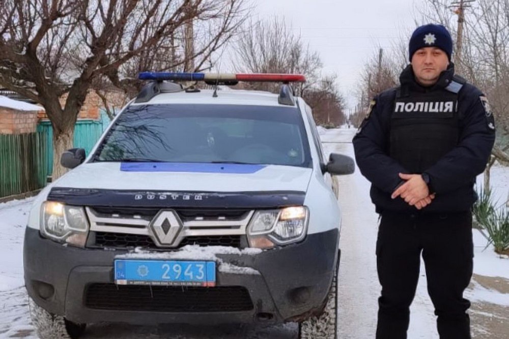 На Нікопольщині поліцейський допоміг витягнути машину з кювету (відео)