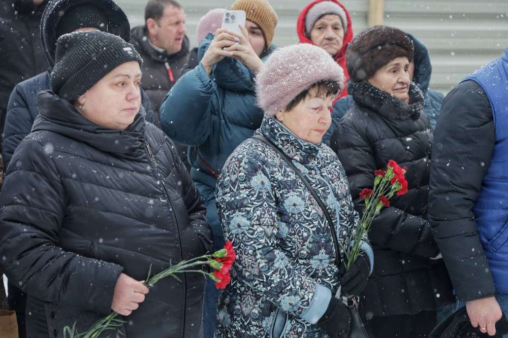 У Дніпрі вшанували пам’ять вбитих росією у 9-поверхівці на Перемозі рік тому (фото)