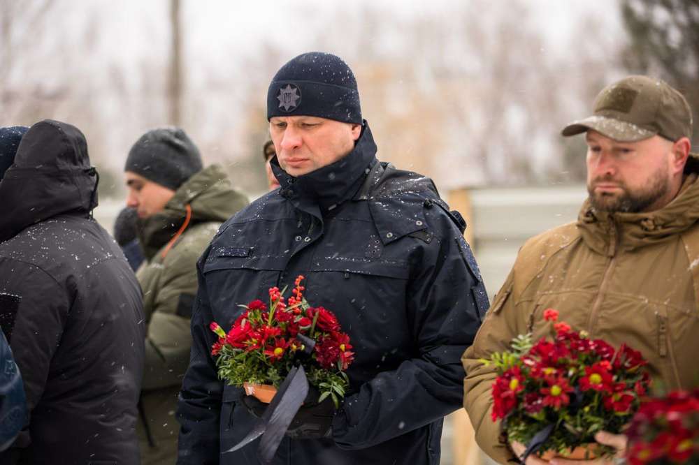 У Дніпрі вшанували пам’ять вбитих росією у 9-поверхівці на Перемозі рік тому (фото)