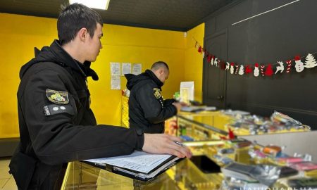 На суму понад мільйон гривень: на Нікопольщині поліцейські вилучили нелегальну продукцію (фото, відео)