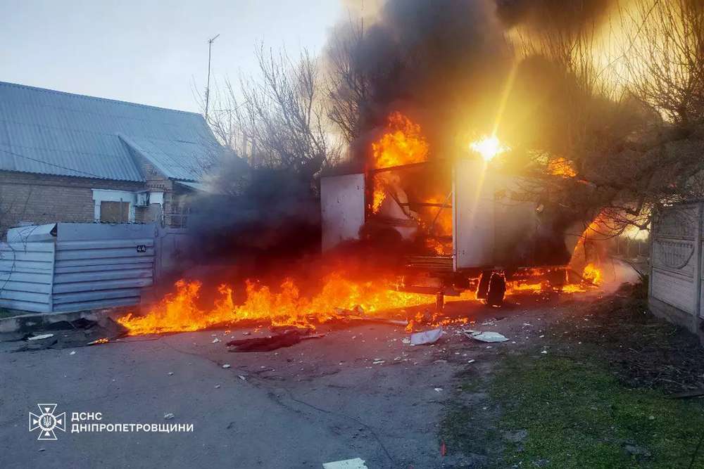 У Нікополі загорілася вантажівка внаслідок ворожого обстрілу 27 лютого