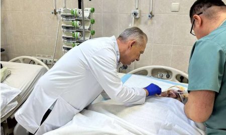 Ракета поцілила прямо у лікарню: у Дніпрі рятують медика Аллу Тимофіївну з Селідового