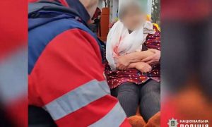 Відео порятунку 87-річної пораненої бабусі у Нікополі показала поліція – всього травмованих троє