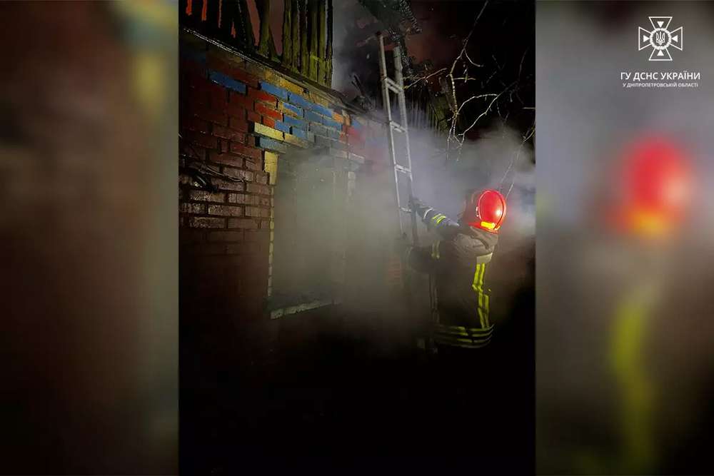 У Марганці горів житловий будинок: з вогнем боролися 10 рятувальників (фото)