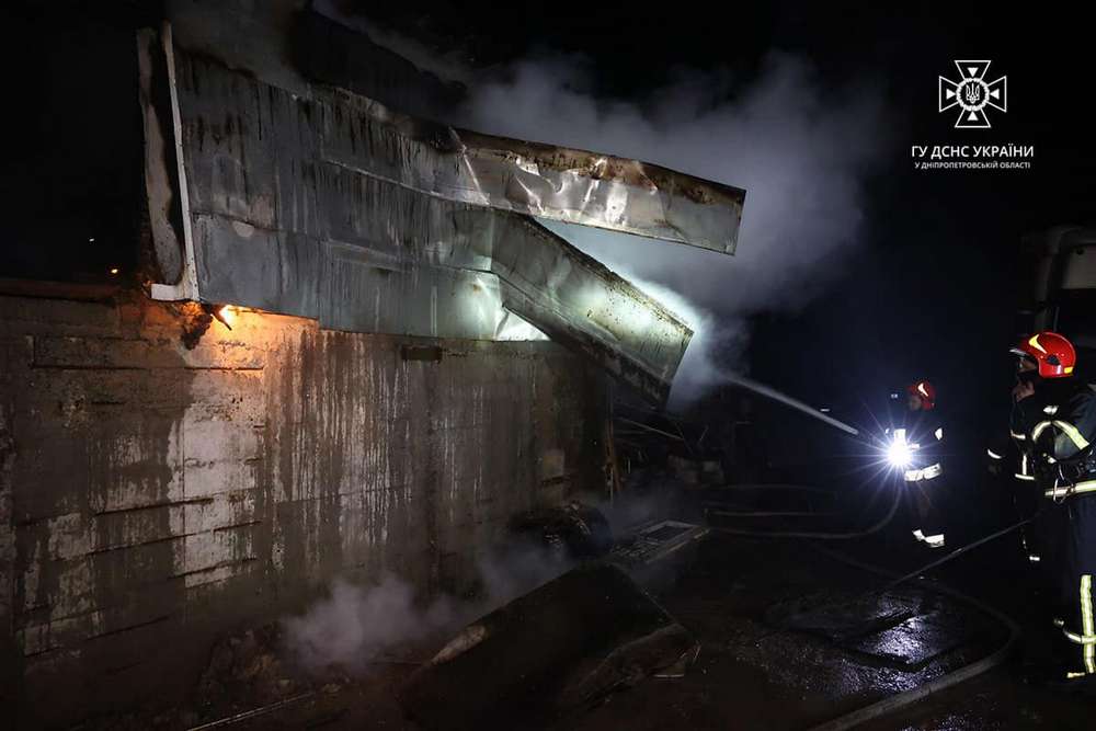 Масштабна пожежа у Дніпрі: вночі горіли складські приміщення (фото, відео)
