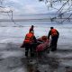 На Дніпропетровщині врятували 6 рибалок, які опинилися у пастці на відірваній кризі