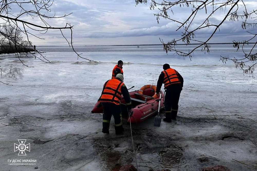 На Дніпропетровщині врятували 6 рибалок, які опинилися у пастці на відірваній кризі