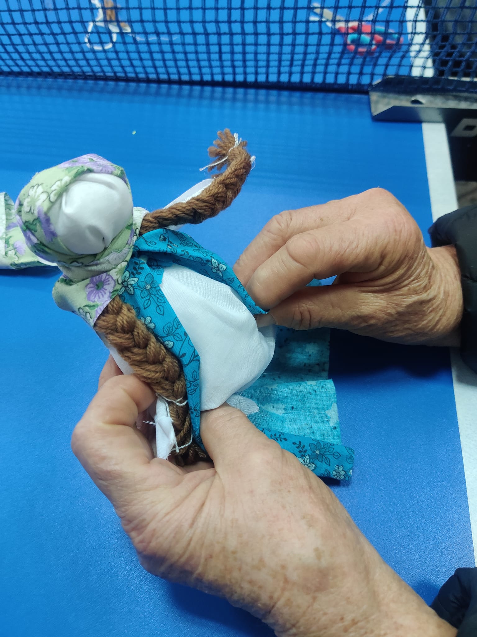 80-річна мешканка Покровської громади заспівала «Лебеді материнства», а ще робили ляльки-мотанки – на Нікопольщині пройшов захід для жінок