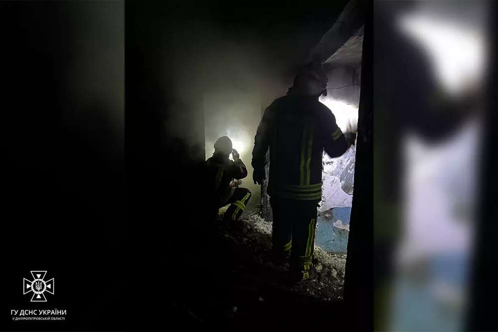 У Марганці горів житловий будинок: з вогнем боролися 10 рятувальників (фото)