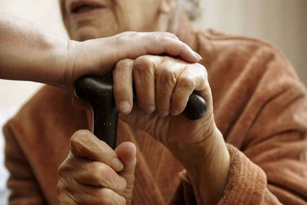 У Марганці жінка допомогла 83-річній пенсіонерці вийти з автобусу і привласнила її пакет з гаманцем