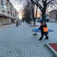 Попри складні погодні умови комунальники Покрова продовжують дбати про чистоту у місті