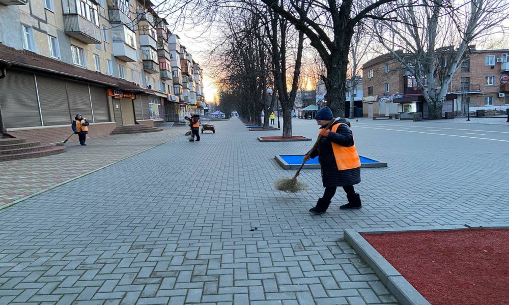 Попри складні погодні умови комунальники Покрова продовжують дбати про чистоту у місті