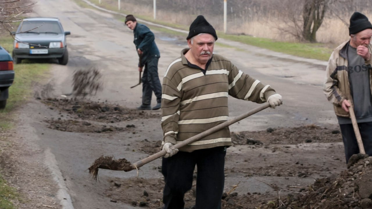 У Червоногригорівській громаді люди самостійно ремонтують дороги (фото)