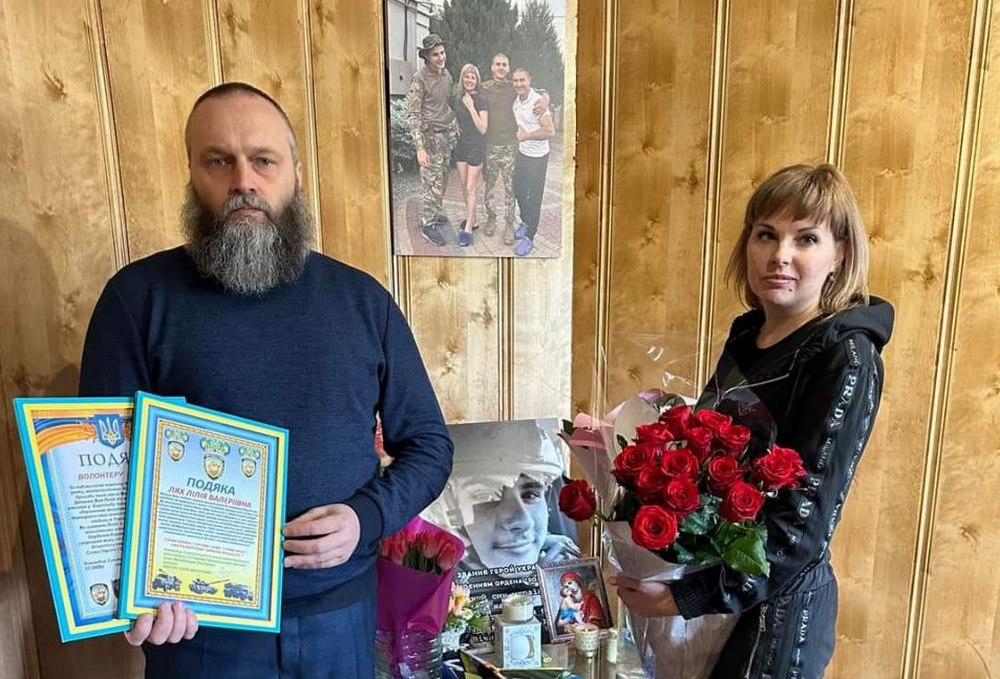 Волонтер з Нікопольщини отримала Подяки і прапор від військових