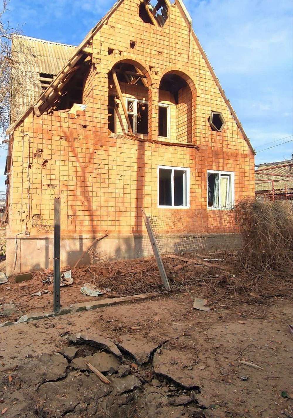 Ворог спрямував на Нікополь дрони і артилерію, побито будинки і авто: фото наслідків атак 1 лютого