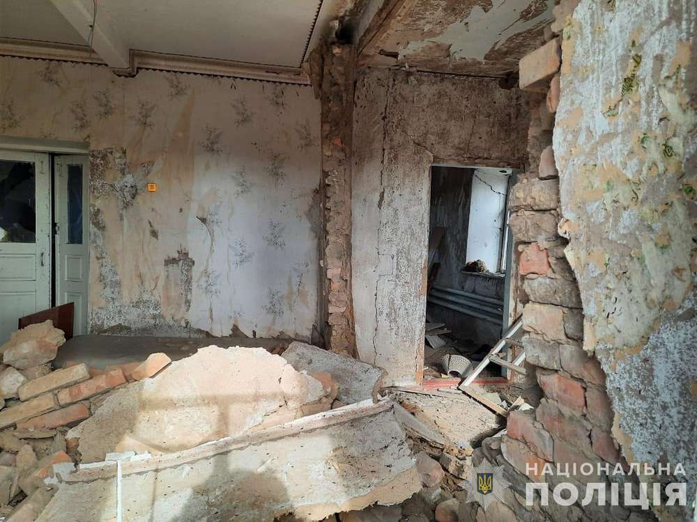 Поранено чоловіка і понівечено будинки: наслідки обстрілів Нікопольщини показала поліція