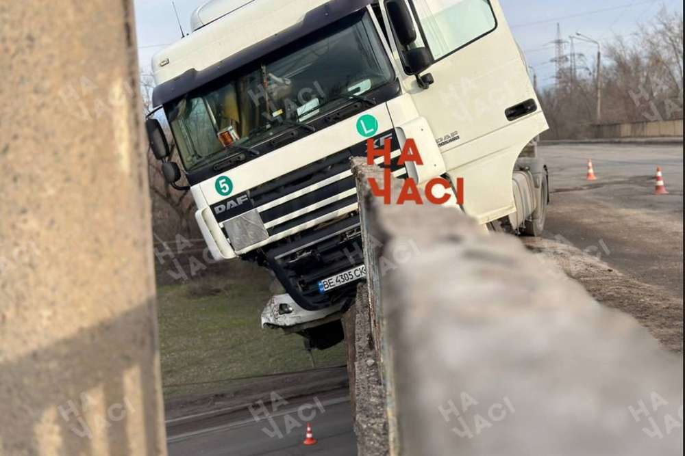 Смертельна ДТП у Кривому Розі 8 лютого: водієві стало зле, фура влетіла в огорожу мосту