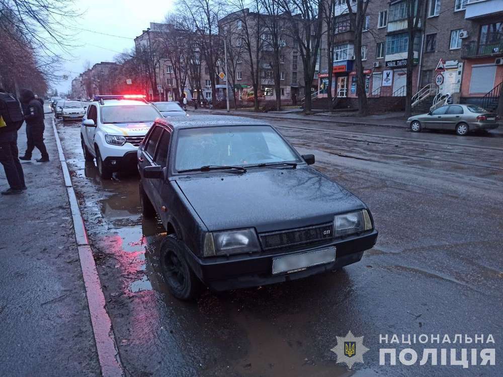 На Дніпропетровщині троє чоловіків напали на 29-річного військовослужбовця – фото, відео