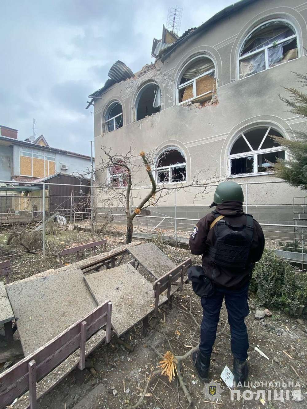 Понівечений навчальний заклад у Нікополі, загиблий і поранені – наслідки обстрілів району 13 лютого