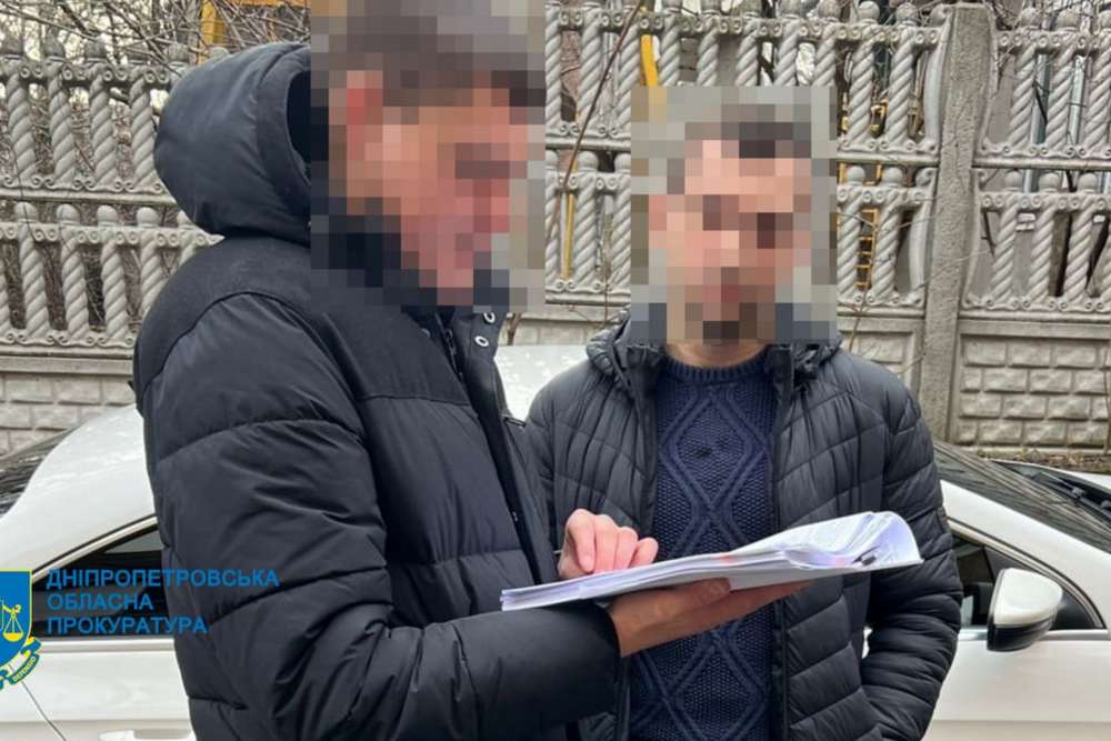Адвокат з Дніпра за 6000 доларів обіцяв військовозобов’язаному виїзд за кордон під виглядом волонтера