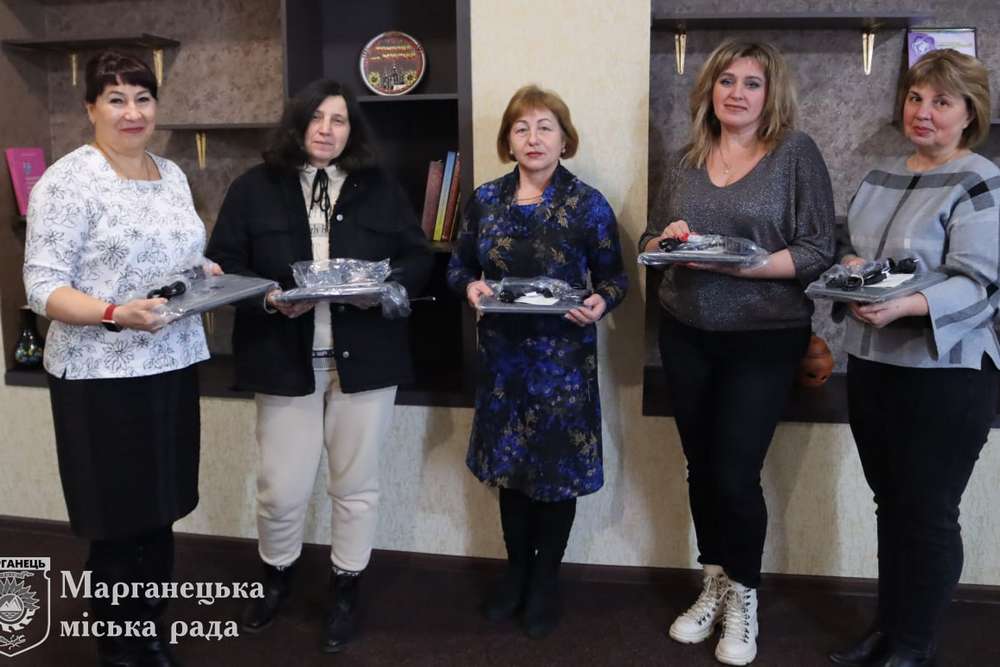 Школи Марганця отримали 18 ноутбуків (фото)