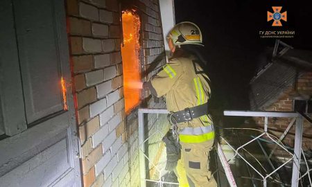 У Нікополі горів приватний будинок: з вогнем боролися 10 рятувальників